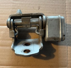 Обмежувач петля двері лівий перед peugeot 207 фото №1