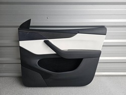 Tesla модель y 2025 juniper оббивка боковина двері праві перед фото №1