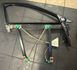 Audi a3 8p 03- рамка підйомник скло праві перед фото №1