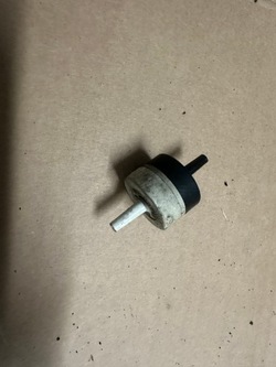 Клапан вакуум audi a8 d2 передній fl 3.7 akj фото №1