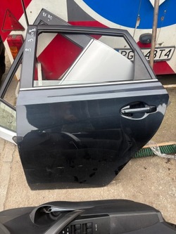 Toyota auris ii hb двері ліві задні лівий зад колір 1h2 фото №1