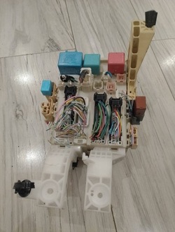 Коробка запобіжників toyota yaris ii 82730-od290 0993-9bc4 фото №1