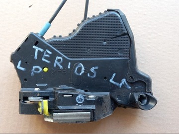 Terios ii 06-09 2pin замок дверь левый перед фото №1