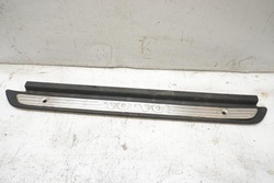 Планка накладка порога праві перед volvo v40 фото №1