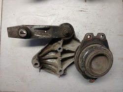 Кронштейн лапи подушка двигателя espace iv 1.9 dci фото №1