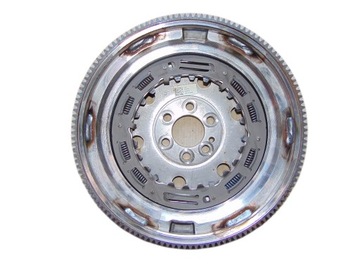 Vw passat b8 колесо двомасовий 04e105266k 1,5tsi dsg фото №1