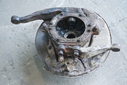 Land cruiser 70 lj70 ступица поворотный кулак перед комплектная правая 2,4 td 89r фото №1