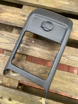 Рамка панель корпус туннеля зад гнездо 12v vw eos 1q0863289a фото №1