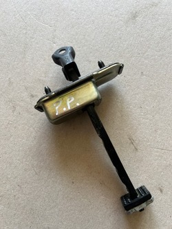 Kia proceed 18- обмежувач двері праві перед фото №1