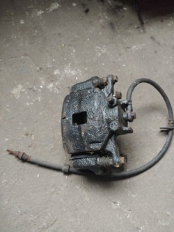 L200 2,5 did 06-12 суппорт тормозной левый переднее фото №1