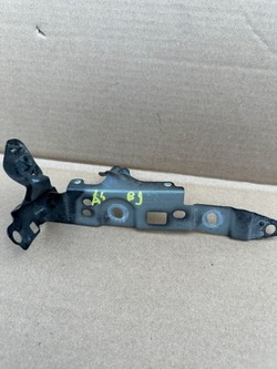 Ковзун тримач крила лівий audi a4 b9 оригінал фото №1