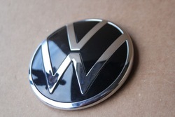 Значок w крышка багажника багажника логотип vw atlas cross sport 3cm853630 фото №1