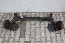 Балка підвішування зад комплектна dacia lodgy 555114672r фото №1