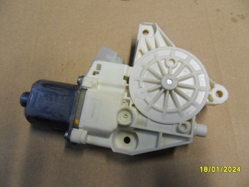 Двигунчик скла лівий перед mercedes w246 a2469065100 фото №1