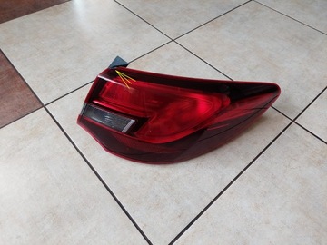 Правая лампа - зад --- opel astra iv j 4 - sedan фото №1