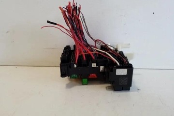 Коробка запобіжників vw golf i кабріолет 155 5q0937615c 0.0l бензин фото №1