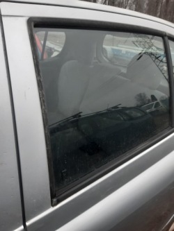 стекло задних левых дверь TOYOTA YARIS 2000 год