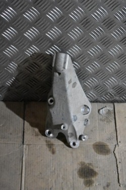 лапа кронштейн Двигателя правый PORSCHE TAYCAN 1