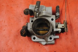 mazda 323F 1,6 ДРОССЕЛЬНАЯ ЗАСЛОНКА ZM015580