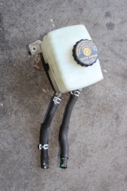 lexus RX 400h 03-08 бачок тормозной жидкости