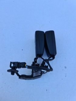 GOLF VII защелка ремня зад заднего 8V0857739