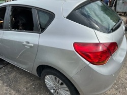 крыло заднее правое четверть opel ASTRA IV J HB Z176
