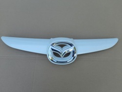 mazda 2 II 07-> решетка радиатора логотип оригинал