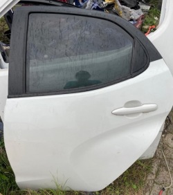 TOYOTA YARIS IV дверь левая Цвет жемчуг 089