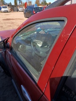 стекло передних правый Dacia SANDERO 2009 год