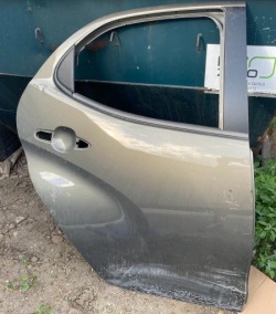 TOYOTA YARIS IV дверь правая задняя
