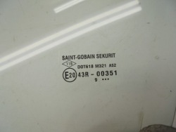 стекло боковое левое переднее Dacia SANDERO и 1.4 Бензин 2009 год