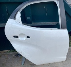 TOYOTA YARIS IV дверь правая задняя
