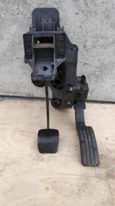 педаль тормоза сцепления renault TRAFIC III 465010176R
