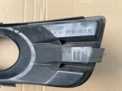 воздухозаборник жалюзи бампера решетка галоген правый передний Audi A3 8P0807682