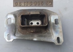 peugeot oe 9813699680 подушка коробки