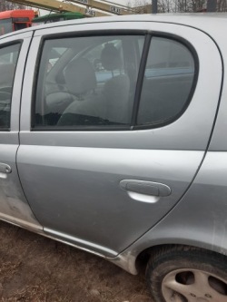 стекло задних левых дверь TOYOTA YARIS 2000 год
