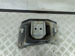 DS DS7 CITROEN 2020 кронштейн кпп коробки 9813699680