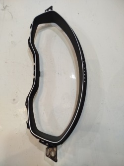 рамка Audi A4 B9 седан 8W0857115