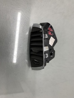 воздухозаборник жалюзи потока воздуха средний renault ESPACE V 687503374R