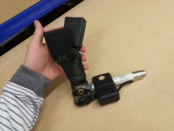 MERCEDES W203 защелка ремня зад двойная