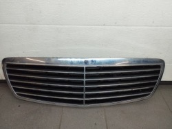 MERCEDES e W211 решетка радиатора