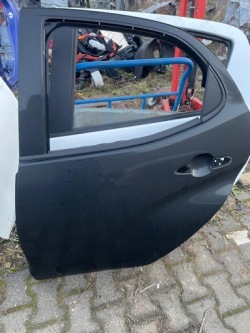 TOYOTA YARIS IV дверь левая задняя 209