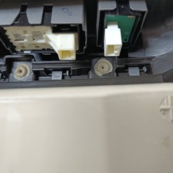 дверные карты передних перед правая сторона TOYOTA SEQUOIA (XK60) 677630C100