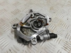 насос вакум W176 1.6 A2701800901 2,0