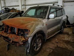 mitsubishi PAJERO петля задних дверь задняя 2002 3.2л