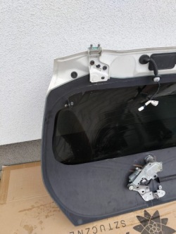 TOYOTA AYGO I 05- крышка багажника стекло задний 08R