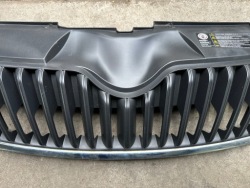 SKODA ROOMSTER рестайлинг решетка радиатора хром 12R
