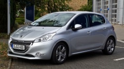 peugeot 208 1 и 12- фара правая 9802221280