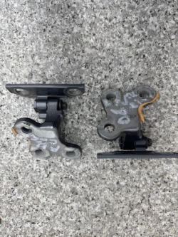 петля дверь правая передняя volvo S60 II V60 и 2011-2018 31218515