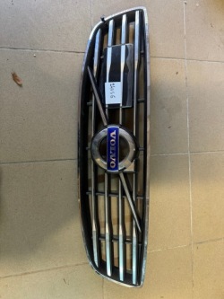 volvo C30 07-10 решетка радиатора оригинал